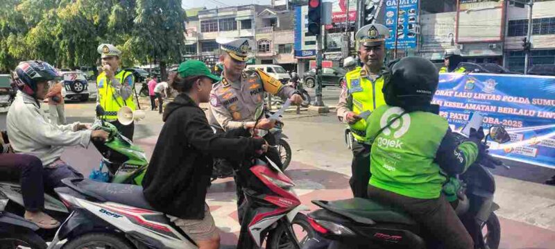 Satlantas Polda Sumut saat melaksanakan teguran dan himbauan terhadap pengendara yang tidak menggunakan helm untuk meningkatkan disiplin dan kesadaran kolektif masyarakat di jalan raya. Senin, (14/7/2025)