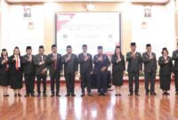16 orang Pegawai Negeri Sipil (PNS) di lingkungan Pemerintah Kabupaten (Pemkab) Simalungun dilantik dalam jabatan administrator dan pengawas oleh Bupati Simalungun diwakili Plt Sekda, Albert R Saragih di Balei Harungguan Djabanten Damanik Kantor Bupati Simalungun, Pamatang Raya, Simalungun, Sumut, Jum’at (4/7/2025).