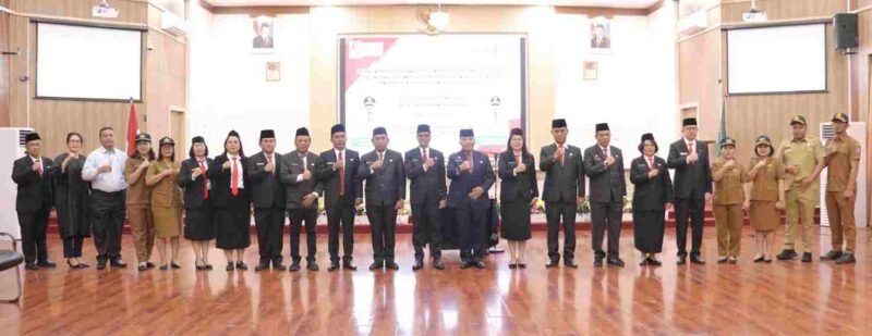 16 orang Pegawai Negeri Sipil (PNS) di lingkungan Pemerintah Kabupaten (Pemkab) Simalungun dilantik dalam jabatan administrator dan pengawas oleh Bupati Simalungun diwakili Plt Sekda, Albert R Saragih di Balei Harungguan Djabanten Damanik Kantor Bupati Simalungun, Pamatang Raya, Simalungun, Sumut, Jum’at (4/7/2025).