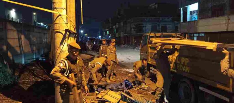 Satuan Polisi Pamong Praja Kota Medan melaksanakan Penertiban PK5 di kawasan Pasar Sambu, Kamis dini hari (10/7)