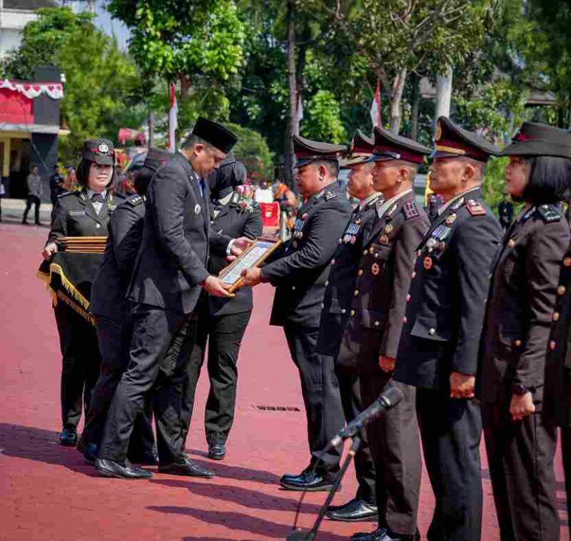 Kepolisian Daerah Sumatera Utara (Polda Sumut) memberikan penghargaan kepada 56 personel terbaik atas dedikasi dan kontribusi luar biasa dalam berbagai bidang tugas kepolisian. Kegiatan ini digelar usai upacara peringatan HUT Bhayangkara di Lapangan KS Tubun, Mapolda Sumut, Selasa (1/7).