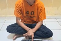 Tersangka bersama barang bukti di kantor Polisi. 
