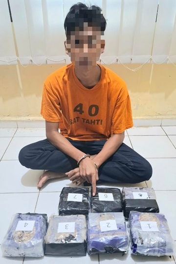 Tersangka bersama barang bukti di kantor Polisi. 