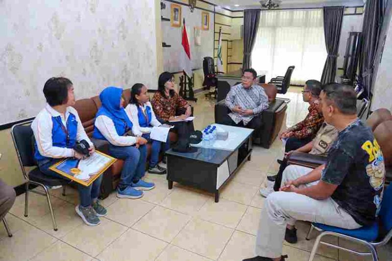Wali Kota Pematangsiantar Wesly Silalahi SH MKn menerima kunjungan petugas Pendataan Keluarga Tahun 2025, di rumah dinas wali kota, Jalan MH Sitorus Kelurahan Teladan Kecamatan Siantar Barat, Jumat (25/07/2025).