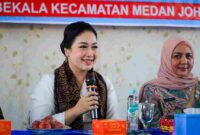 Ny Airin Rico Waas pada pertemuan Pembinaan Pola Asuh Anak dan Remaja (PAAR) TP PKK Kota Medan di Kelurahan Kwala Bekala, Kecamatan Medan Johor, Kamis (17/7/25).