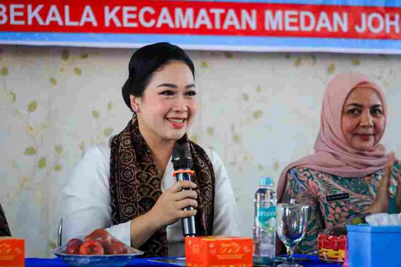 Ny Airin Rico Waas pada pertemuan Pembinaan Pola Asuh Anak dan Remaja (PAAR) TP PKK Kota Medan di Kelurahan Kwala Bekala, Kecamatan Medan Johor, Kamis (17/7/25). 
