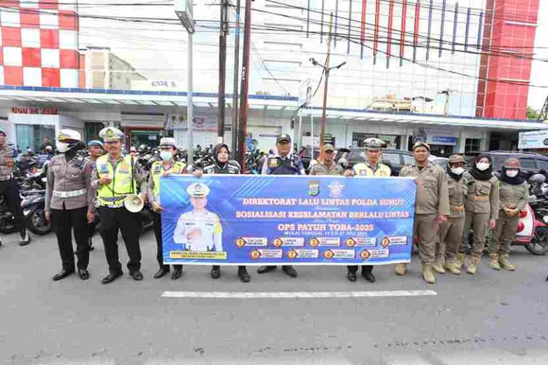  Ditlantas Polda Sumatera Utara bersama Dinas Perhubungan Kota Medan menggelar patroli gabungan sebagai bagian dari Operasi Patuh Toba 2025. Kegiatan ini dipimpin oleh Kabagbinopsnal Ditlantas Polda Sumut, AKBP SL. Widodo, S.E., M.H., serta Kasubditkamsel Ditlantas Polda Sumut, AKBP Hendri Nupia Dinka Barus, S.H., S.I.K., M.M., Rabu (16/7/2025).