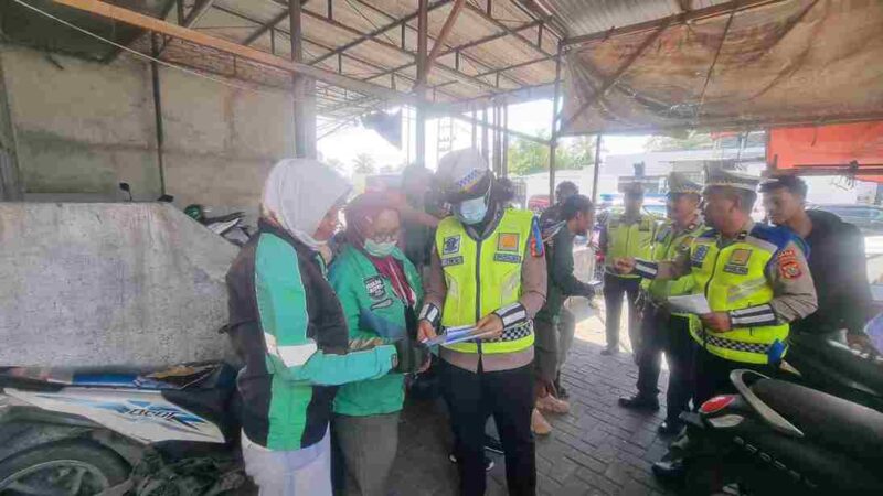 Direktorat Lalu Lintas Polda Sumatera Utara terus menggencarkan kegiatan edukasi dan sosialisasi tertib berlalu lintas melalui Operasi Patuh Toba 2025. yang berlangsung pada Sabtu pagi (26/07/2025) di jalan Willeam Iskandar Meda