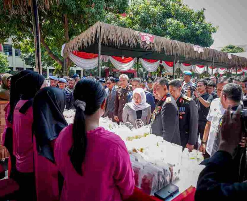 Polda Sumut melaksanakan Pasar Murah dan membagikan kuliner gratis kepada masyarakat di Lapangan Apel Belakang Mapolda pada Selasa (1/7). 