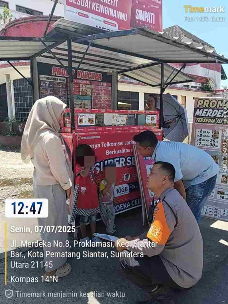 tim SPKT tiba di lokasi dan menemukan dua balita di tempat penjualan baket milik seorang warga, Ibu Dian.