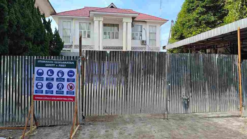 Terlihat Proyek yang dikerjakan oleh CV. Bukit Sion itu berlangsung secara tertutup. Selasa, (15/7/2025). (Foto : Larsen S)