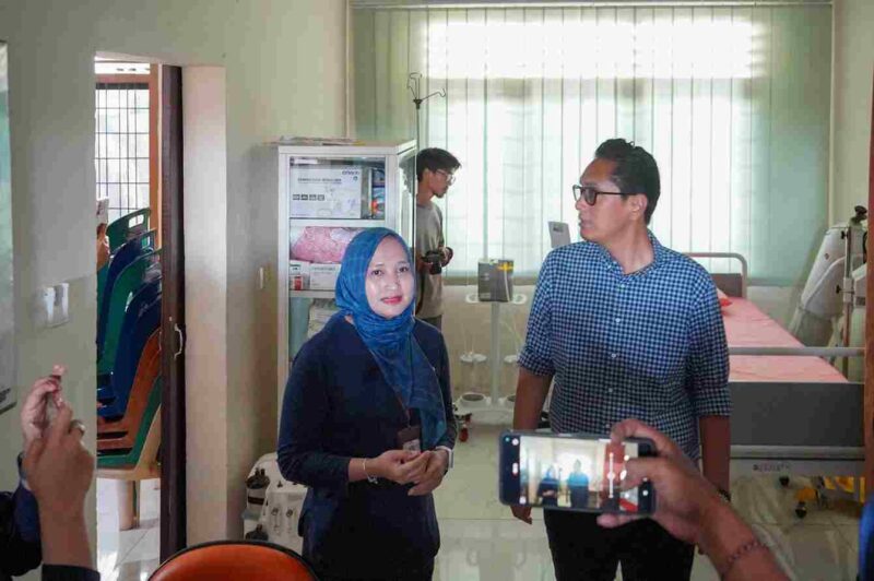  Rico Waas saat meninjau Puskesmas Tegal Sari dalam kegiatan Sapa Warga di Jalan Srikandi, Kecamatan Medan Denai, Sabtu (19/7/2025). 