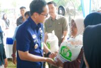 Wali Kota Medan Rico Tri Putra Bayu Waas menyerahkan Bantuan  Pangan Cadangan Beras  Pemerintah (BP CBP) kepada 500 keluarga serta Asuransi Nelayan BPJS Ketenagakerjaan kepada 1.000 nelayan di kawasan Medan bagian Utara,  Selasa (29/7/2025)