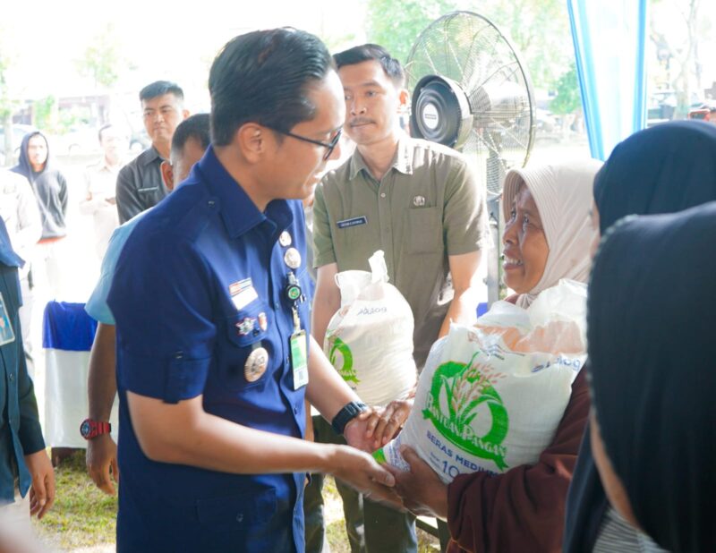 Wali Kota Medan Rico Tri Putra Bayu Waas menyerahkan Bantuan  Pangan Cadangan Beras  Pemerintah (BP CBP) kepada 500 keluarga serta Asuransi Nelayan BPJS Ketenagakerjaan kepada 1.000 nelayan di kawasan Medan bagian Utara,  Selasa (29/7/2025)  