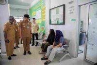 Wali Kota Medan Rico Tri Putra Bayu Waas meninjau Puskesmas Medan Belawan yang terletak dijalan Stasiun, Komplek PJKA, Kecamatan Medan Belawan, Senin (28/7/25).