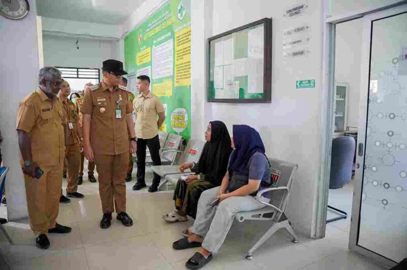 Wali Kota Medan Rico Tri Putra Bayu Waas meninjau Puskesmas Medan Belawan yang terletak dijalan Stasiun, Komplek PJKA, Kecamatan Medan Belawan, Senin (28/7/25).