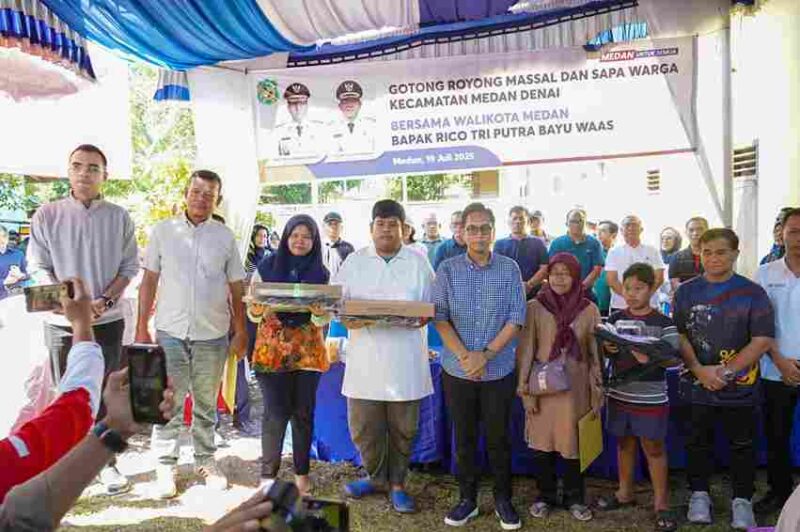 Wali Kota Medan, Rico Tri Putra Bayu Waas, dalam kegiatan Gotong Royong dan Sapa Warga, Sabtu (19/7/2025), di persimpangan Jalan Srikandi - Tuba 2.