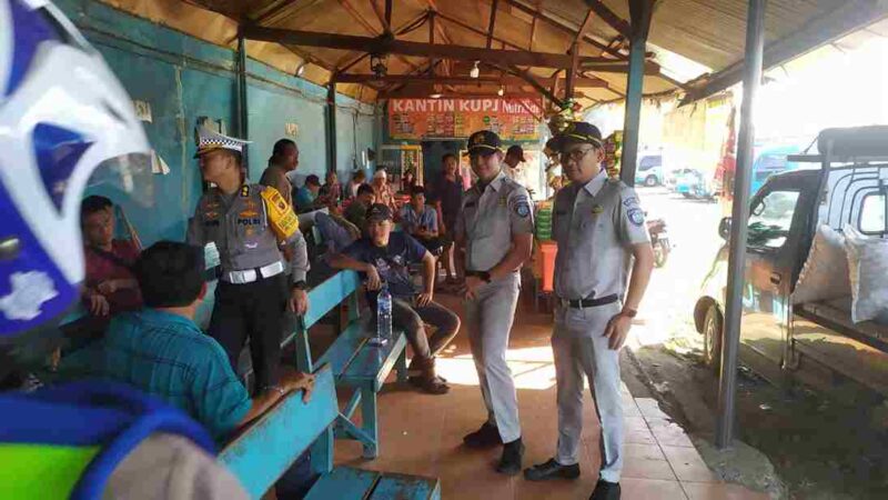 Ditlantas Polda Sumut menggelar sosialisasi keselamatan lalu lintas. Kegiatan edukatif ini dilaksanakan di Loket PT KUPJ, Jalan Sisingamangaraja, Medan, pada Rabu pagi, 16 Juli 2025.