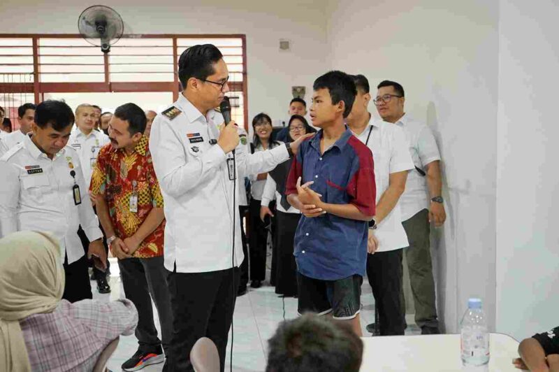 Wali Kota Medan Rico Tri Putra Bayu Waas kepada para siswa yang tengah menempuh pendidikan di Sekolah Rakyat Kota Medan yang berlokasi di Balai Sentra Bahagia Kementerian Sosial, jalan Wiliam Iskandar, Rabu (16/7/2025).