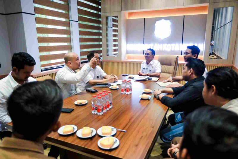 Wali Kota Medan Rico Tri Putra Bayu Waas diwakili Wakil Wali Kota Medan H Zakiyuddin Harahap ketika menerima audiensi Koperasi Berkah Alam Sejahtera Berasa di Balai Kota Medan, pada Rabu (9/7/2025).