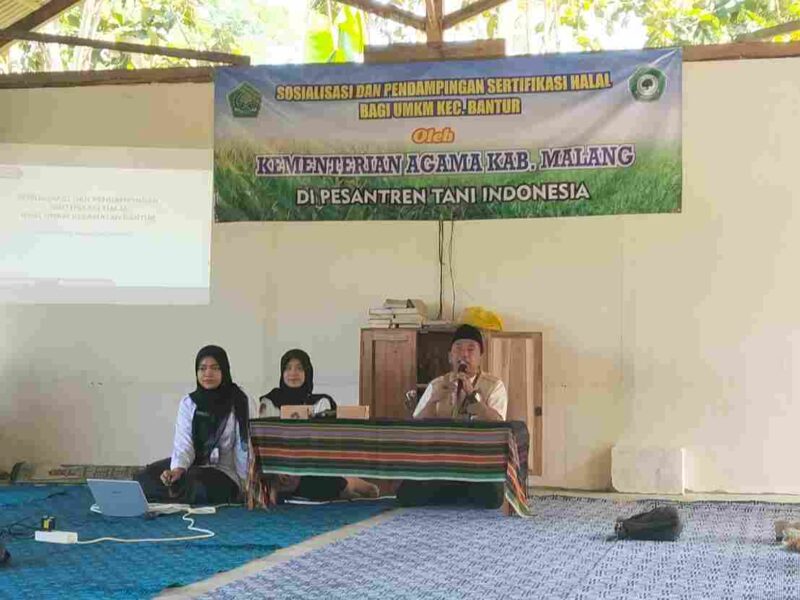 Perwakilan Kemenag, Rakhmat Hidayat, S.H., M.Si., menggelar sosialisasi sekaligus pendampingan sertifikasi halal bagi pelaku Usaha Mikro Kecil dan Menengah (UMKM) di wilayah Kecamatan Bantur.