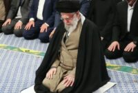 Pemimpin Tertinggi Iran, Ayatollah Ali Khamenei, terlihat memimpin doa bersama sejumlah pendukung loyalis rezim di Teheran.