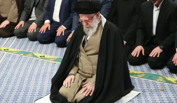 Pemimpin Tertinggi Iran, Ayatollah Ali Khamenei, terlihat memimpin doa bersama sejumlah pendukung loyalis rezim di Teheran.