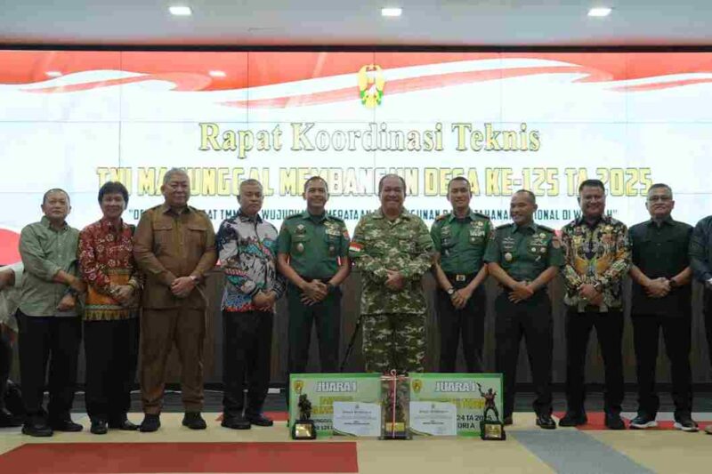 Bupati Asahan Taufik Zainal Abidin, S.Sos., M.Si bersama Dandim 0208/AS Letkol Inf Muhamad Bassarewan, S.Hub meraih dua penghargaan nasional sekaligus dalam ajang Pelaksanaan TNI Manunggal Membangun Desa (TMMD) ke-124 Tahun Anggaran 2025, Kamis (10/07/2025). Bertempat di Aula A.H. Nasution, Markas Besar TNI Angkatan Darat, Jakarta.