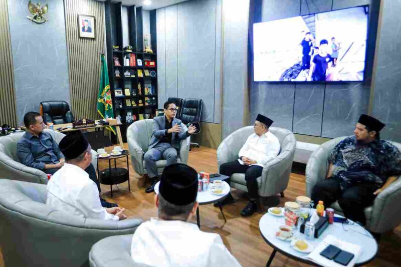 Wali Kota Medan Rico Tri Putra Bayu Waas ketika menerima audiensi Pimpinan Wilayah Masyarakat Ekonomi Syariah (PW MES) Sumut yang diketuai Musa Rajecksah di rumah dinas Wali Kota Medan, Senin (7/7/26). 