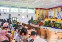 Wali Kota Pematangsiantar Wesly Silalahi SH MKn diwakili Asisten Pemerintahan dan Kesejahteraan Ir Ali Akbar menghadiri acara Wisuda Sarjana dan Magister USI Tahun 2025, di Gedung Aula USI, Jalan Sisingamangaraja Kecamatan Siantar Sitalasari, Senin (14/07/2025).