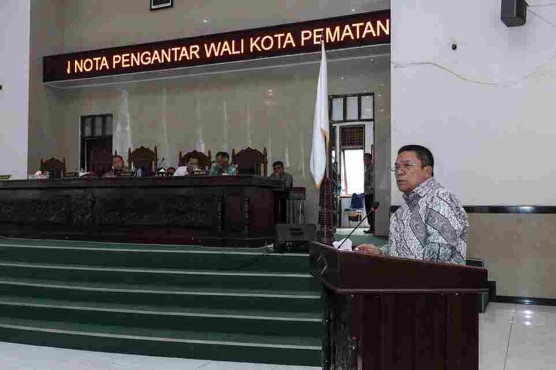 Wali Kota Pematangsiantar Wesly Silalahi SH MKn menghadiri Rapat Paripurna VIII DPRD Kota Pematangsiantar terkait Nota Pengantar Rancangan KUA-PPAS P-APBD Kota Pematangsiantar Tahun Anggaran (TA) 2025. Rapat Paripurna digelar di Gedung Harungguan DPRD Kota Pematangsiantar, Jumat (25/07/2025) pagi.