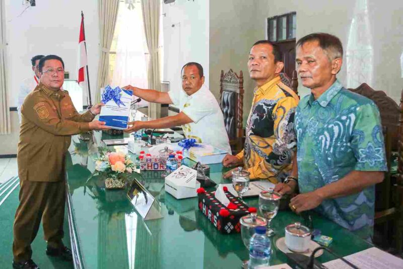 Wali Kota Pematangsiantar Wesly Silalahi SH MKn menerima penyerahan Pokok-pokok Pikiran (Pokir) Hasil Reses I DPRD Kota Pematangsiantar Tahun 2025. Penyerahan Pokok-pokok Pikiran berlangsung dalam Rapat Paripurna V DPRD Kota Pematangsiantar Tahun 2025, di Ruang Sidang DPRD, Senin (14/07/2025) sekitar pukul 10.00 WIB.
