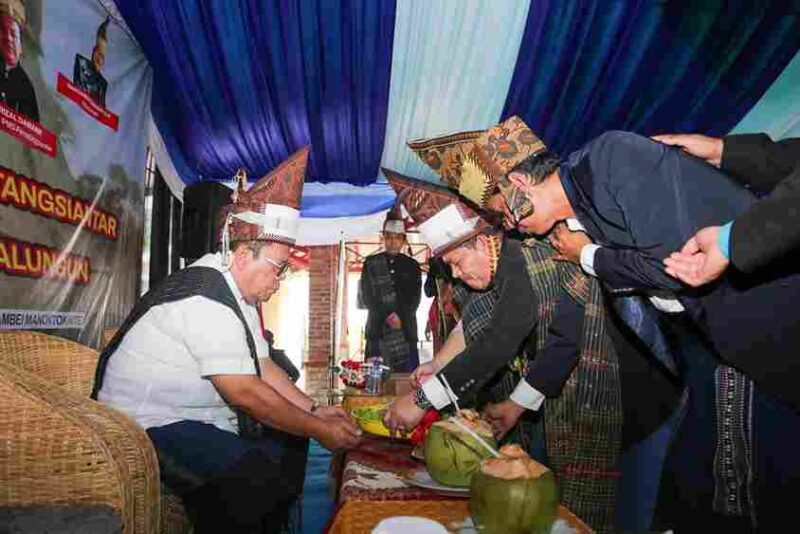 PMS memberikan penganan khas Simalungun kepada Wesly yang digelar di rumah dinas wali kota, Jalan MH Sitorus Kelurahan Teladan Kecamatan Siantar Barat, Sabtu (26/07/2025) 