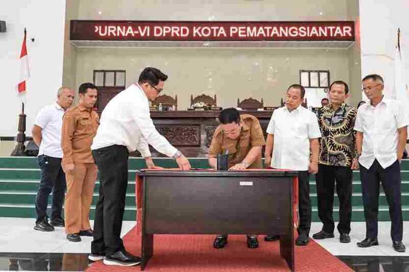 Wali Kota Pematangsiantar Wesly Silalahi SH MKn menghadiri Penutupan Rapat Paripurna IV DPRD Kota Pematangsiantar Tahun Dinas 2025 tentang Pertanggungjawaban Pelaksanaan APBD Tahun Anggaran (TA) 2024. Rapat Paripurna digelar di Gedung Harungguan DPRD Kota Pematangsiantar, Senin (21/07/2025).