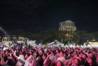 Ribuan warga yang memadati Lapangan Merdeka Medan larut dalam kegembiraan panggung hiburan rakyat Colorful Medan Carnival yang menampilkan Armada dan Fajar Noor, Minggu (6/7/2025) di Lapangan Merdeka Medan.