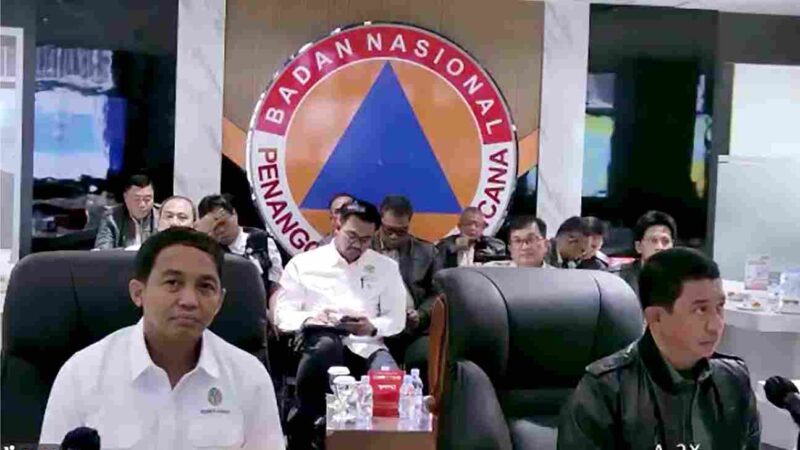 Gubernur Sumatera Utara (Sumut) Bobby Nasution mengikuti rapat monitoring situasi terkini penanganan kebakaran hutan dan lahan (Karhutla) di beberapa wilayah Indonesia tahun 2025, secara daring di Rumah Dinas Gubernur, Jalan Sudirman, Medan, Senin (28/7/2025). Rapat tersebut secara virtual dipimpin Kepala BNPB Suharyanto. 