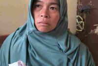 Seorang wanita bernama Dian Arwita dalam kondisi linglung di sekitar Masjid Nurul Iman, Nagori Bangun Raya, Kecamatan Raya Kahean, Kabupaten Simalungun.