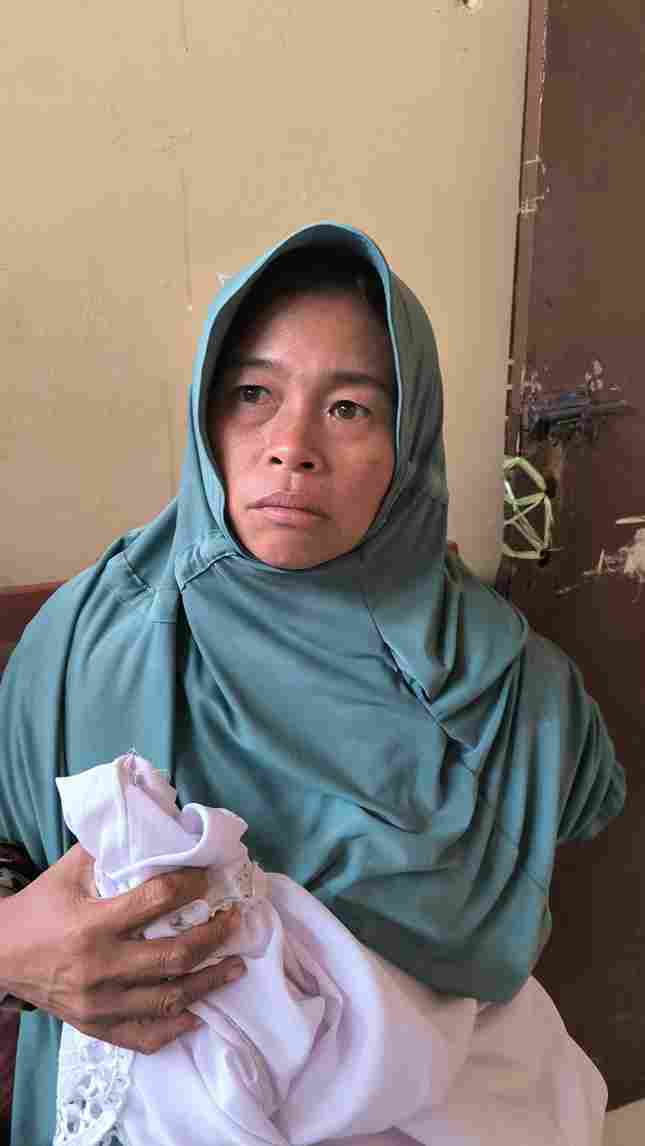 Seorang wanita bernama Dian Arwita dalam kondisi linglung di sekitar Masjid Nurul Iman, Nagori Bangun Raya, Kecamatan Raya Kahean, Kabupaten Simalungun.