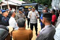 Kapolres Aceh Timur, Polda Aceh AKBP Irwan Kurniadi, S.I.K. mengimbau warga Desa Panton Rayeuk T, Kecamatan Banda Alam, tetap tenang dan tidak panik seiring munculnya bau misterius di desa tersebut. 