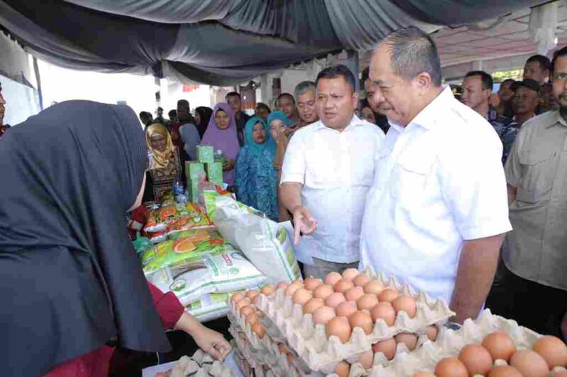 Bupati Asahan Taufik Zainal Abidin Siregar, S.Sos., M.Si., bersama Forkopimda Kabupaten Asahan saat meninjau Pasar Murah. Sabtu, (30/8)