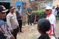 Kapolres, Bupati Simalungun, dan Dandim, saat meninjau kondisi rumah warga sekaligus menyerahkan bantuan. Minggu, (24/8)