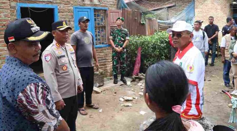 Kapolres, Bupati Simalungun, dan Dandim, saat meninjau kondisi rumah warga sekaligus menyerahkan bantuan. Minggu, (24/8)