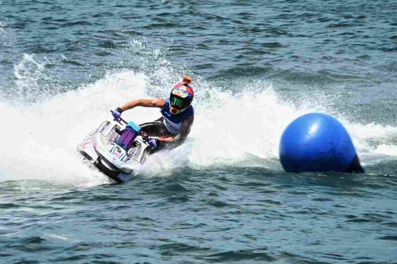 Para rider memacu kecepatan jetskinya pada Aquabike Jetski World Championship 2025 yang diselenggarakan di Balige, Kabupaten Toba, Minggu (17/8/2025). Kejuaraan ini diikut Pebalap dari berbagai negara dan berbagai kategori.
