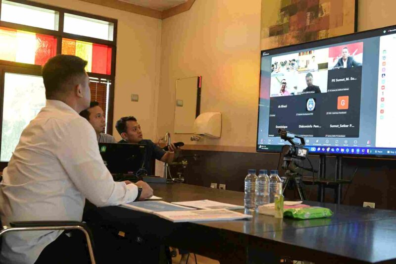Gubernur Sumatera Utara (Sumut) Bobby Afif Nasution, menerima audiensi PSSI dalam rangka persiapan Piala Kemerdekaan 2025, via zoom meeting di Hotel Sibayak Kota Berastagi, Kabupaten Karo, Kamis (31/7).