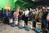 Kapolres Simalungun, AKBP Marganda Aritonang, S.H., S.I.K., M.M., bersama Bupati Simalungun, Dr. H. Anton Achmad Saragih, S.E., M.M.. memberikan bantuan kepada 140 pedagang korban musibah.