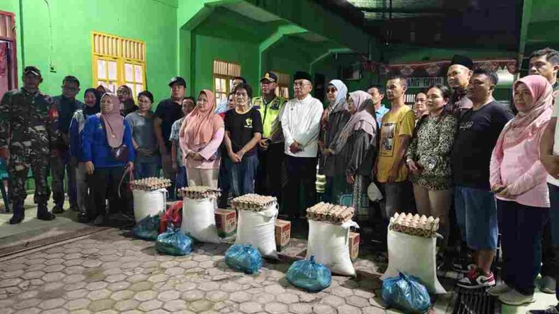 Kapolres Simalungun, AKBP Marganda Aritonang, S.H., S.I.K., M.M., bersama Bupati Simalungun, Dr. H. Anton Achmad Saragih, S.E., M.M.. memberikan bantuan kepada 140 pedagang korban musibah.
