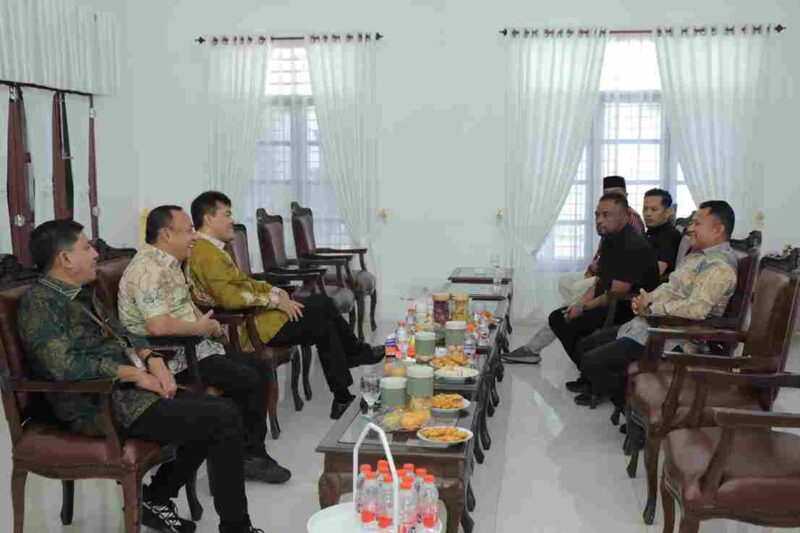 Kepala Balai Karantina Indonesia (Barantin), Dr. Sahat M. Panggabean, melakukan kunjungan kerja ke Kabupaten Asahan pada Jum’at, 22 Agustus 2025. Kunjungan yang berlangsung di Rumah Dinas Wakil Bupati Asahan ini disambut langsung oleh Wakil Bupati Asahan, Rianto, SH, MAP. 