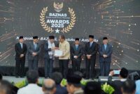 Bupati Asahan, Taufik Zainal Abidin, menerima penghargaan dari Baznas. 
