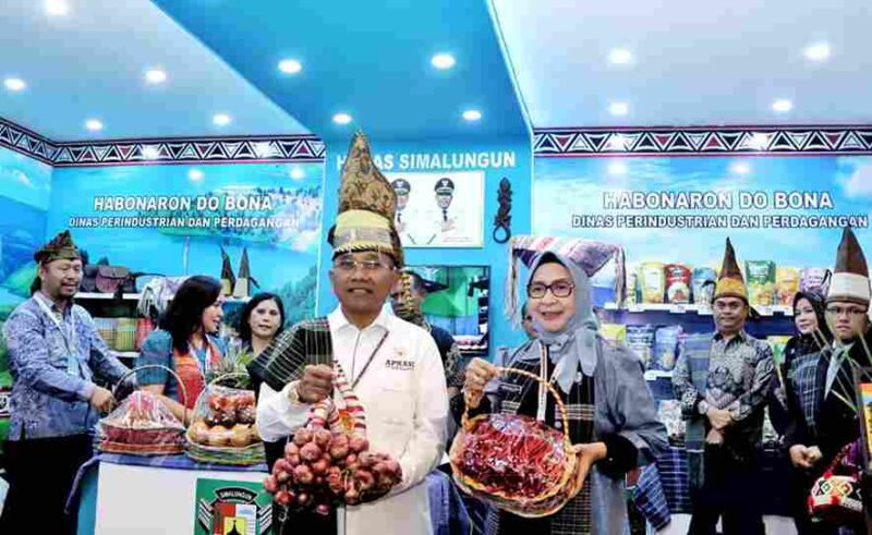 Bupati Simalungun, Dr. H. Anton Achmad Saragih, bersama Ketua TP PKK Ny. Darmawati Anton Achmad Saragih, menghadiri pembukaan Apkasi Otonomi Expo (AOE) 2025 yang digelar di Nusantara Convention Hall, Kabupaten Tangerang, Kamis (28/8/2025).