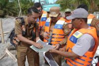 Wakil Bupati Asahan, Rianto, S.H., M.AP., meninjau langsung perbaikan tanggul Sungai Asahan yang dilakukan pada Selasa (5/8/2025)